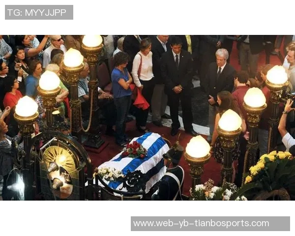 阿根廷全队球员佩戴黑色袖标悼念已故博卡主帅鲁索的感人时刻