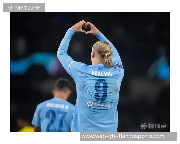 哈兰德晒曼城配色圣诞帽庆祝照为2025年胜利收官添彩